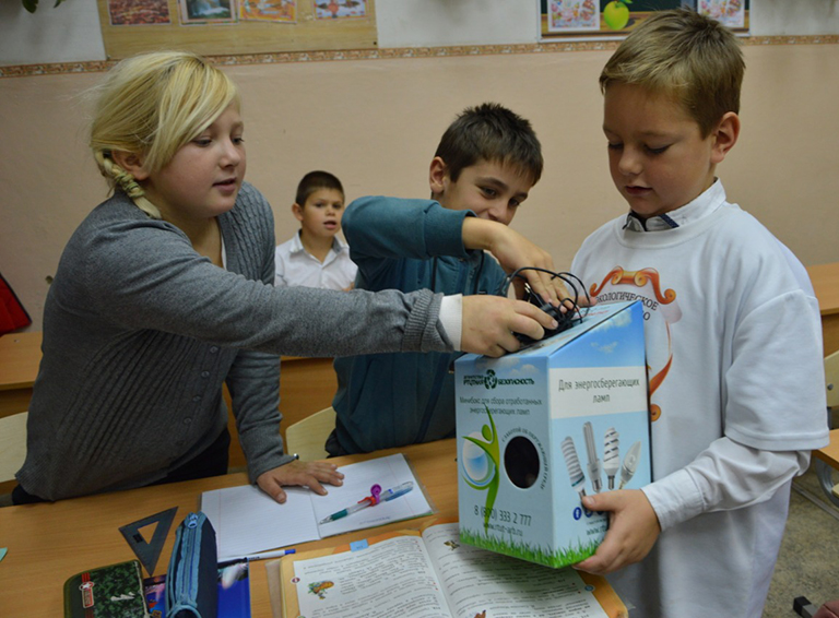 В школах №10 Белореченска и №15 поселка Верхневеденеевского на ура прошли экологические акции «Разделяем отходы»