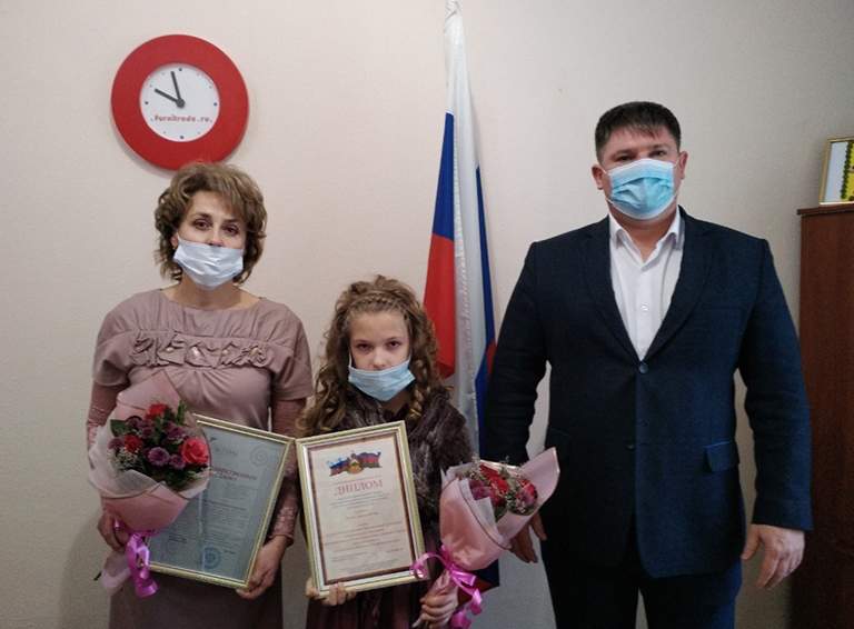 Сегодня сразу двум одаренным ученицам учреждений культуры Белореченска вручили губернаторские гранты