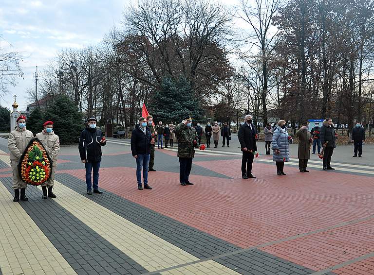 В День неизвестного солдата в Белореченске возложили цветы к мемориалу в парке Победы