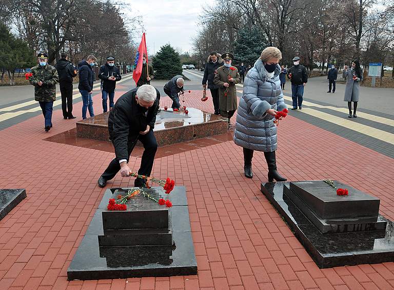 В День неизвестного солдата в Белореченске возложили цветы к мемориалу в парке Победы