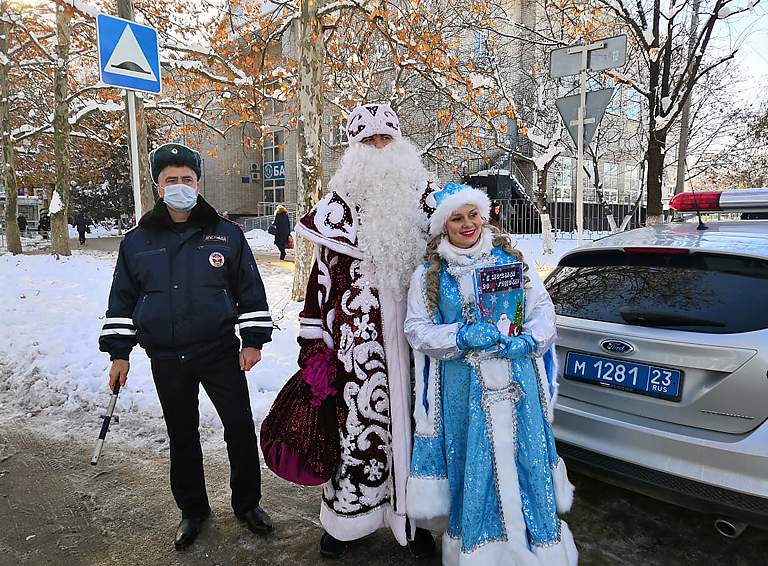 В Белореченске полицейский Дед Мороз отправился в предновогодний патруль