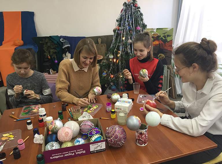 Учащиеся детской художественной школы на мастер-классе Валерии Титовой по росписи новогодней игрушки