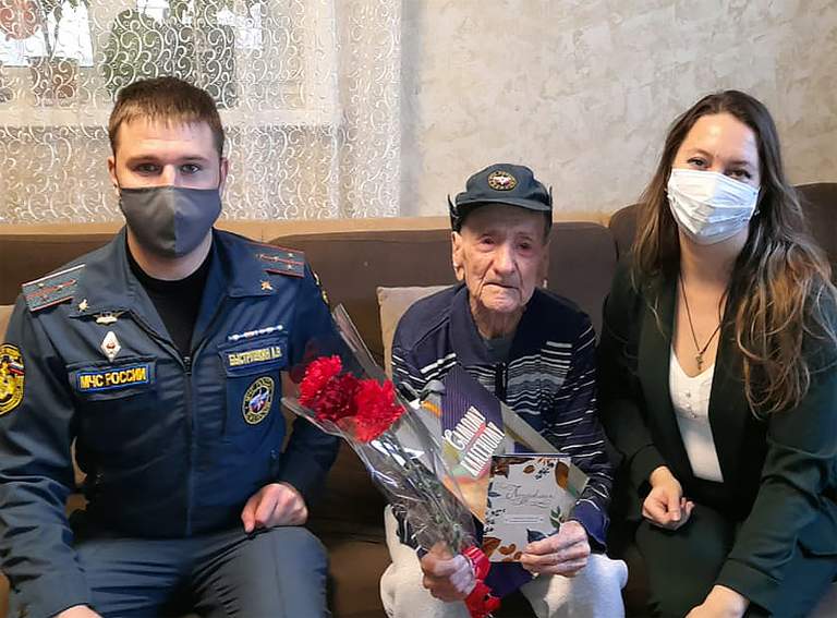 Представители федеральной противопожарной службы посетили и поздравили с днем рождения ветерана Великой Отечественной войны Василия Михайловича Акимова