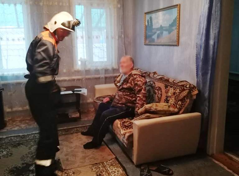 С крыши на землю: белореченские спасатели помогли пожилому человеку