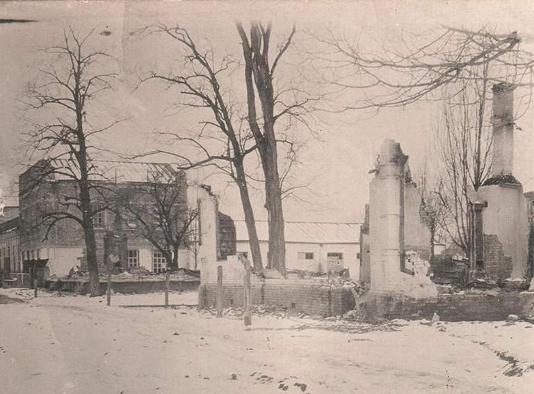 Разрушенные здания станичного совета и районной сберегательной кассы. Февраль 1943 г.