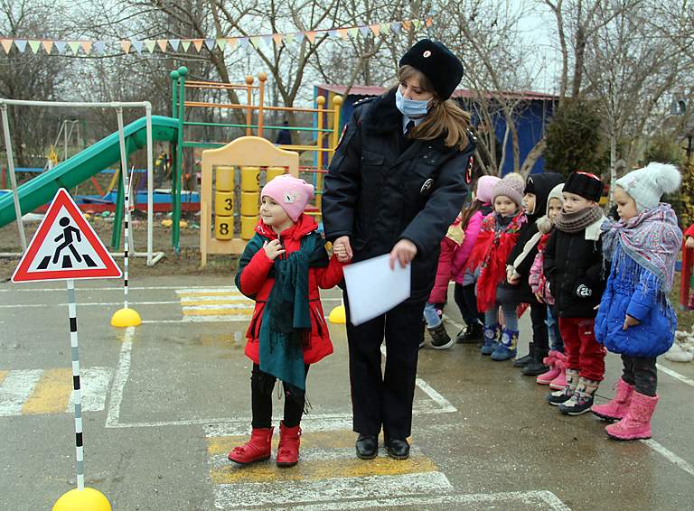 Сотрудники Белореченской Госавтоинспекции с казачеством и общественниками провели занятия для дошкольников на детском мобильном автогородке