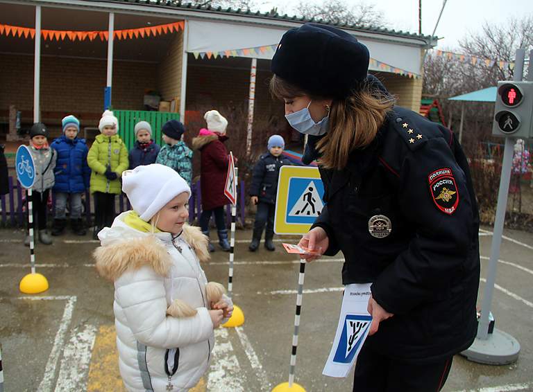 Сотрудники Белореченской Госавтоинспекции с казачеством и общественниками провели занятия для дошкольников на детском мобильном автогородке