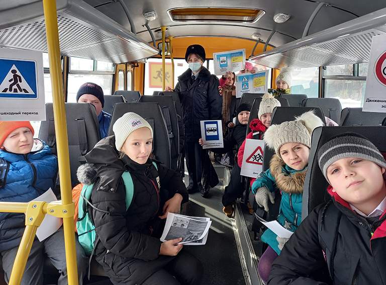 Белореченские госавтоинспекторы провели инструктаж-практикум для пассажиров школьных автобусов