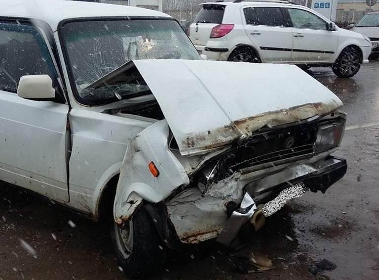 Около автозаправки «Химпромсервис» в Белореченском районе столкнулись две иномарки и «семёрка»