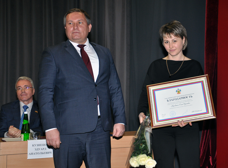 Олег Буцкий вручает награду главе Черниговского сельского поселения Олесе Кероджан 