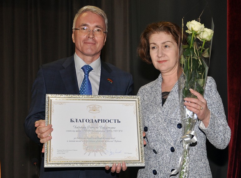 Эдуард Кузнецов вручает награду главному врачу ЦРБ Фатиме Хадипаш