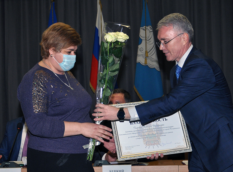 Эдуард Кузнецов вручает награду директору детской художественной школы Наталье Гилевой