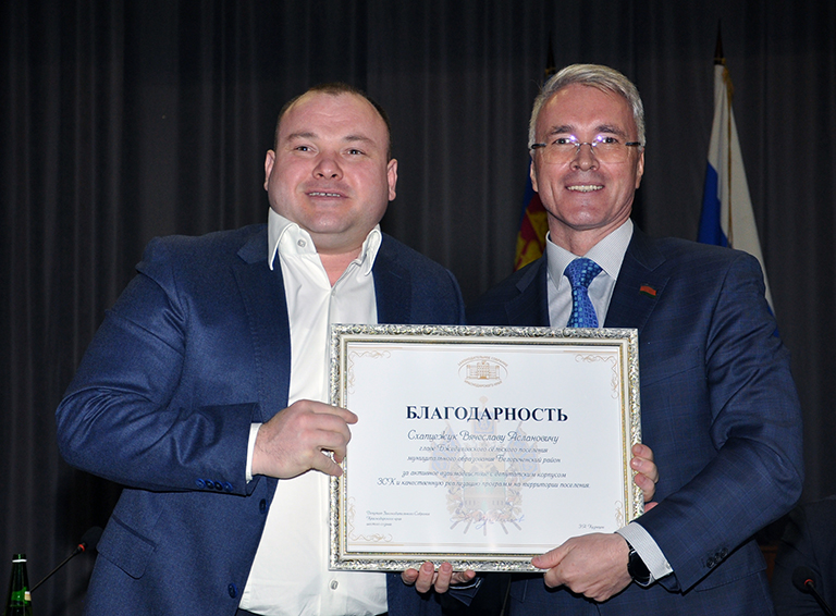 Эдуард Кузнецов вручает награду главе Бжедуховского сельского поселения Вячеславу Схапцежуку