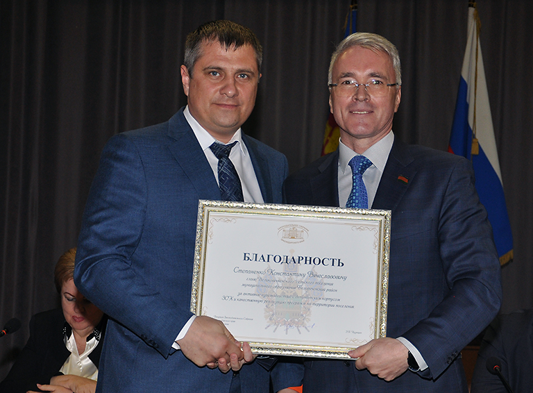 Эдуард Кузнецов вручает награду главе Великовечненского сельского поселения Константину Степаненко