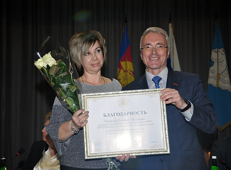 Эдуард Кузнецов вручает награду заведующей ДК поселка Нижневеденеевского Екатерине Давыдовой