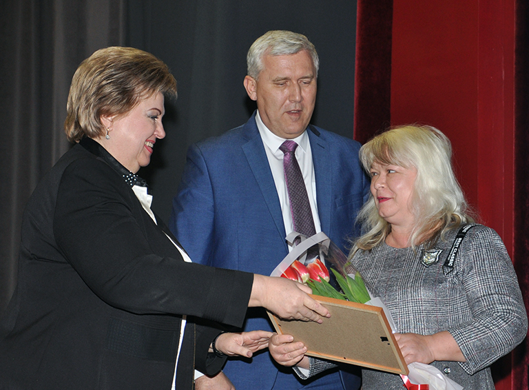 Александр Шаповалов и Татьяна Марченко вручают награду фельдшеру скорой медицинской помощи ЦРБ Ирине Ушаковой