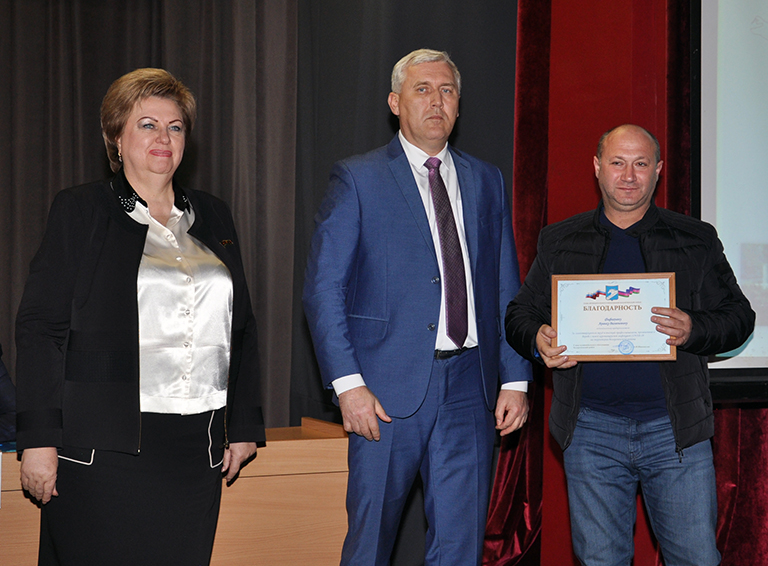 Александр Шаповалов и Татьяна Марченко вручают награду индивидуальному предпринимателю Араику Фафахчяну
