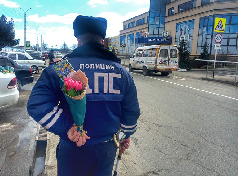 В Белореченске стартовала акция «Цветы для автоледи»