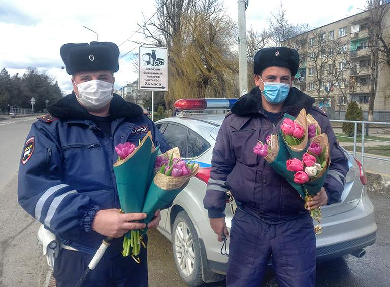 В Белореченске стартовала акция «Цветы для автоледи»