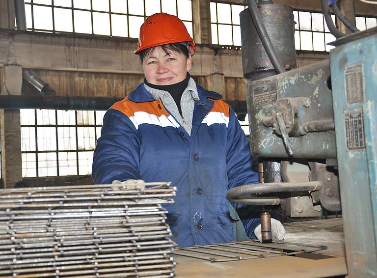 Сварщица арматурных сеток и каркасов Евгения Дудина любит свою профессию и завод, который стал для неё вторым домом