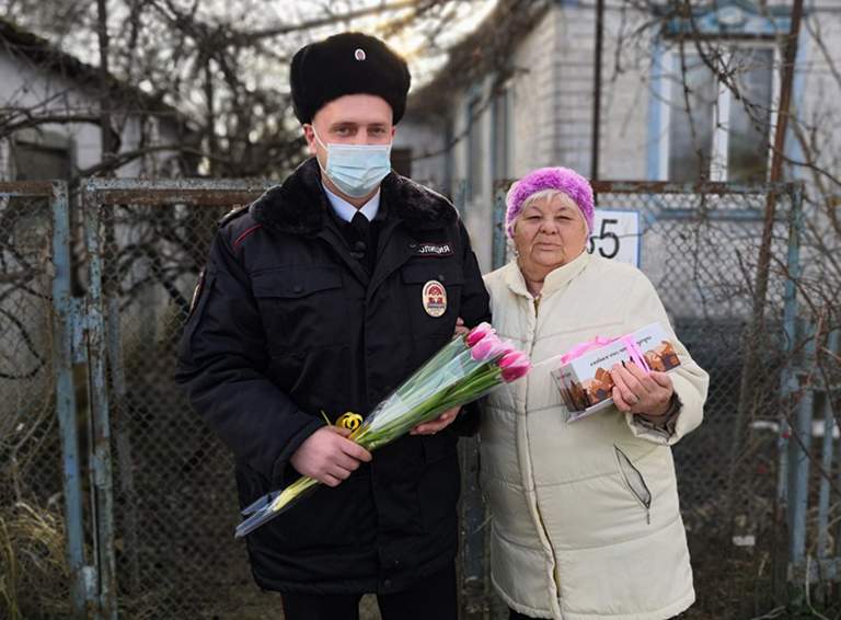 Поздравительную акцию «8 Марта – в каждый дом!» провели в преддверии Международного дня белореченские полицейские