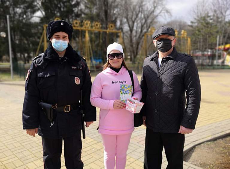Поздравительную акцию «8 Марта – в каждый дом!» провели в преддверии Международного дня белореченские полицейские