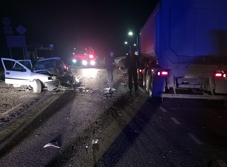 На трассе в Белореченском районе погиб водитель «Опеля» при столкновении автомобиля с грузовиком «Скания»