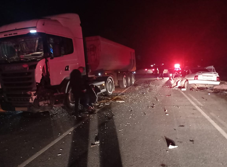 На трассе в Белореченском районе погиб водитель «Опеля» при столкновении автомобиля с грузовиком «Скания»