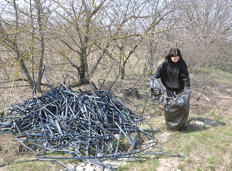 Перчатку мусору бросили сотрудники администрации Белореченского района