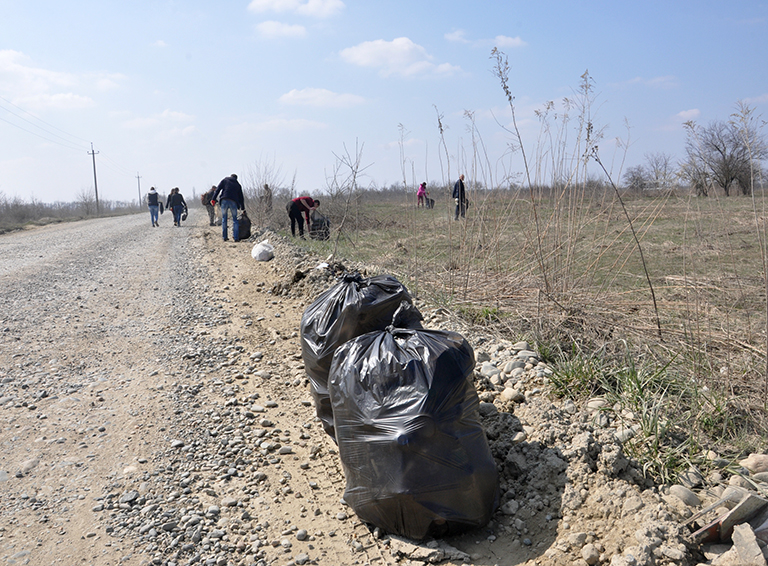 Перчатку мусору бросили сотрудники администрации Белореченского района