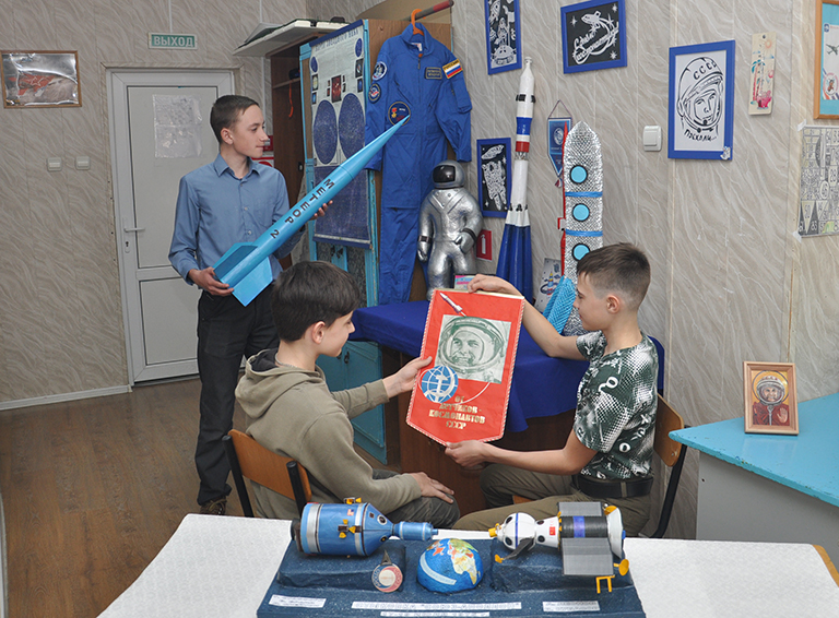 Егор Яковлев, Денис Русских и Прохор Богданов, увлечённые летательной техникой, следят за космическими новинками и создают их масштабированные модели