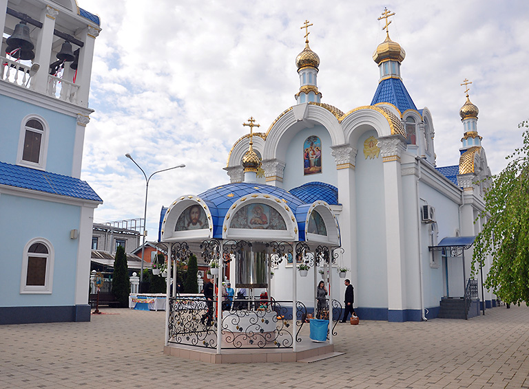 В Свято-Успенском храме города Белореченска освятили сегодня 2100 пасхальных куличей