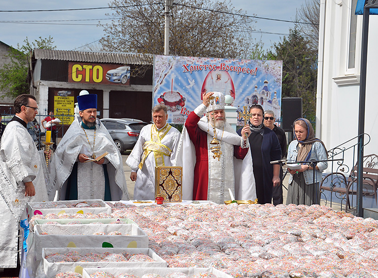 В Свято-Успенском храме города Белореченска освятили сегодня 2100 пасхальных куличей
