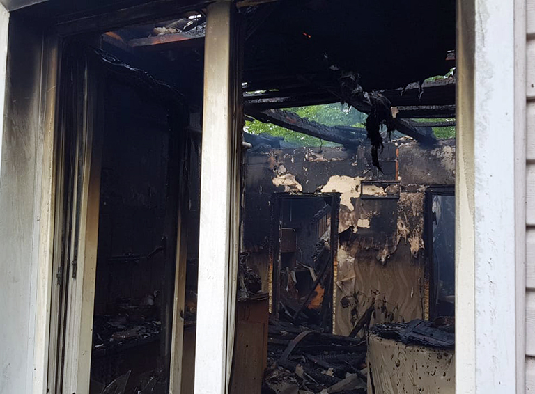 В поселке Верхневеденеевском Белореченского района полностью сгорел жилой дом