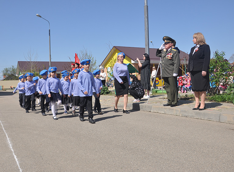 Белореченские казачата, моряки, летчики и десантники из детского сада №9 «Радуга» посвятили свой парад Великой Победе