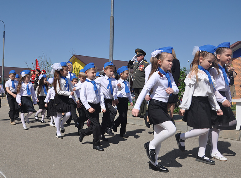 Белореченские казачата, моряки, летчики и десантники из детского сада №9 «Радуга» посвятили свой парад Великой Победе
