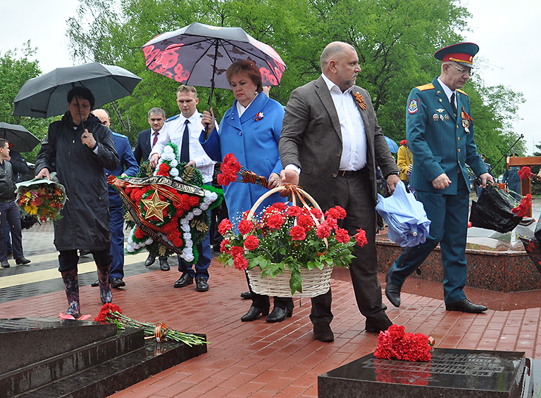 В Белореченске возложили цветы к мемориалу воинам-освободителям в городском Парке Победы