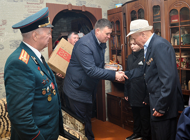 С подарками от городского депутатского корпуса приехали сегодня к белореченским фронтовикам представители местной власти
