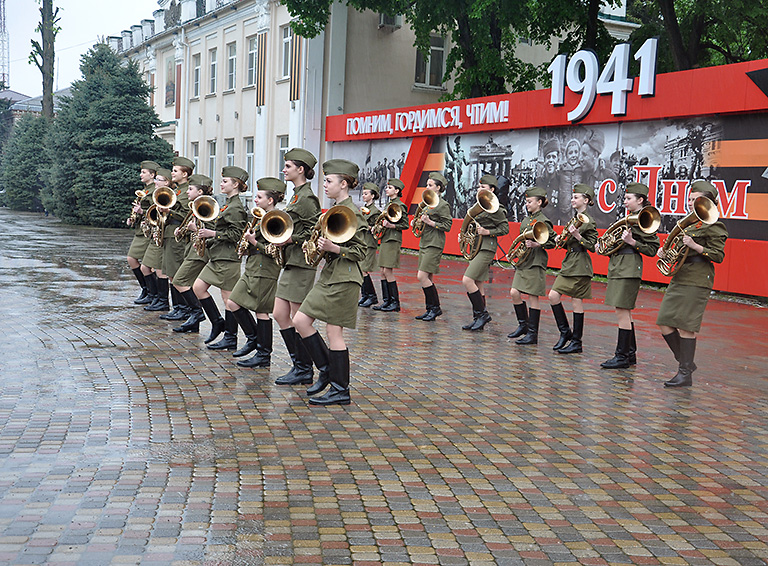 В День Победы в центре Белореченска открыта праздничная инсталляция между административными зданиями