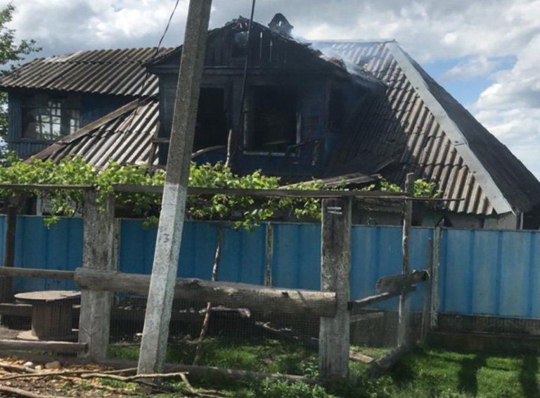 Короткое замыкание привело к возгоранию крыши частного дома в поселке Молодежном Белореченского района