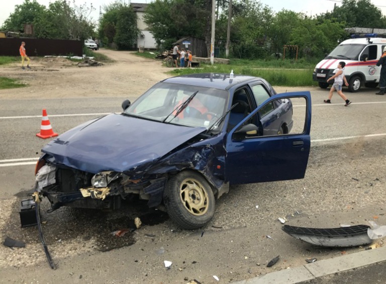 Два «Форда» столкнулись на улице Школьной в поселке Южном Белореченского района