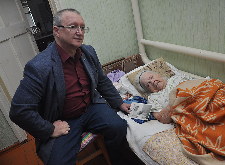 Главный редактор районной газеты Вячеслав Барашихин вместе с фронтовой медсестрой Ириной Тихоновой вспоминают её военные годы