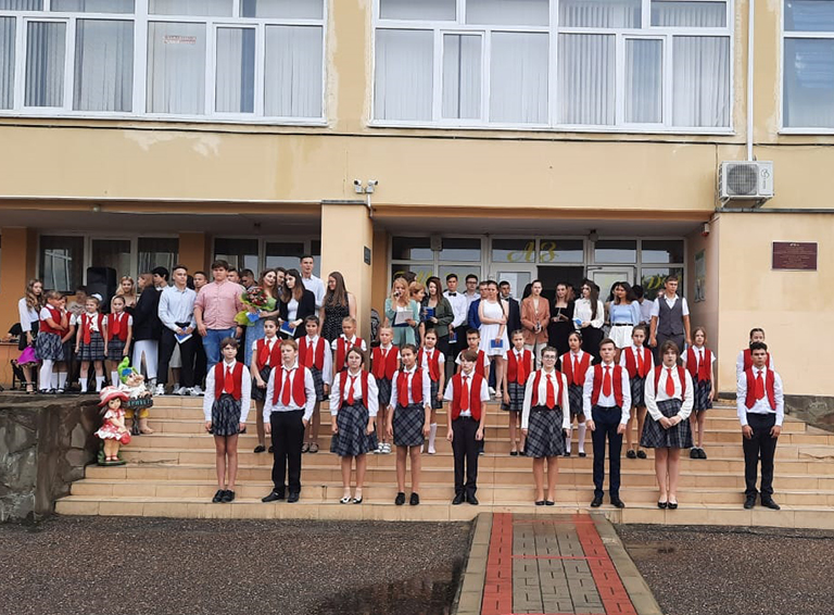 В школах Белореченска сегодня продолжают вручать аттестаты выпускникам-2021