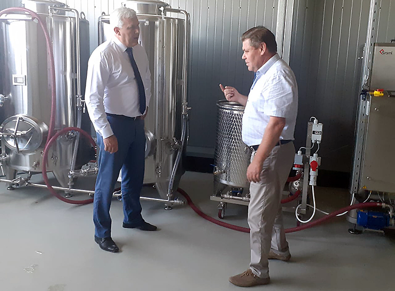 Установку по производству соков показал инвестор главе Белореченского района в хозяйстве ИП Виноградова