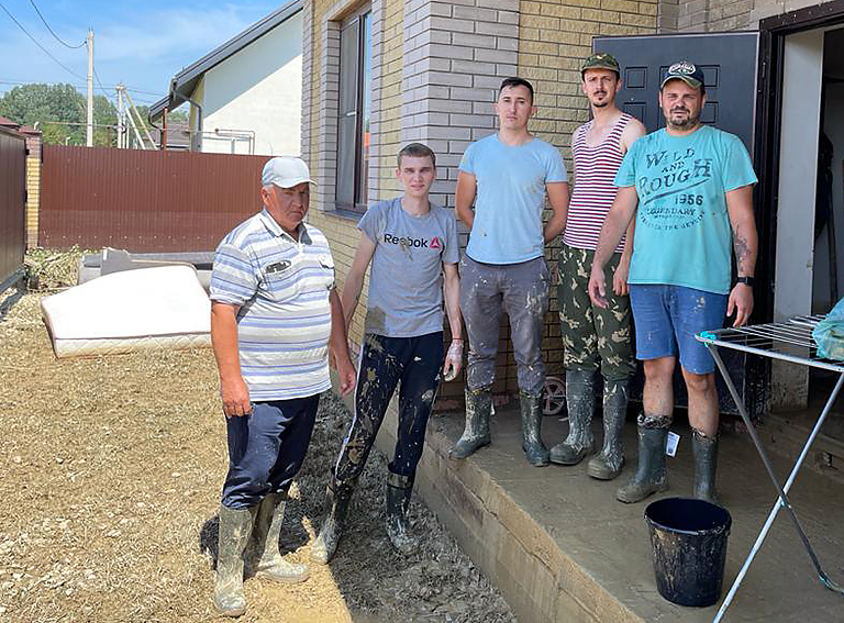 Белореченские волонтеры помогают пострадавшим от стихии жителям Горячего Ключа