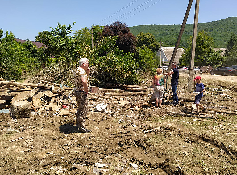 Белореченские волонтеры продолжают помогать попавшим в беду соседям из Горячего Ключа