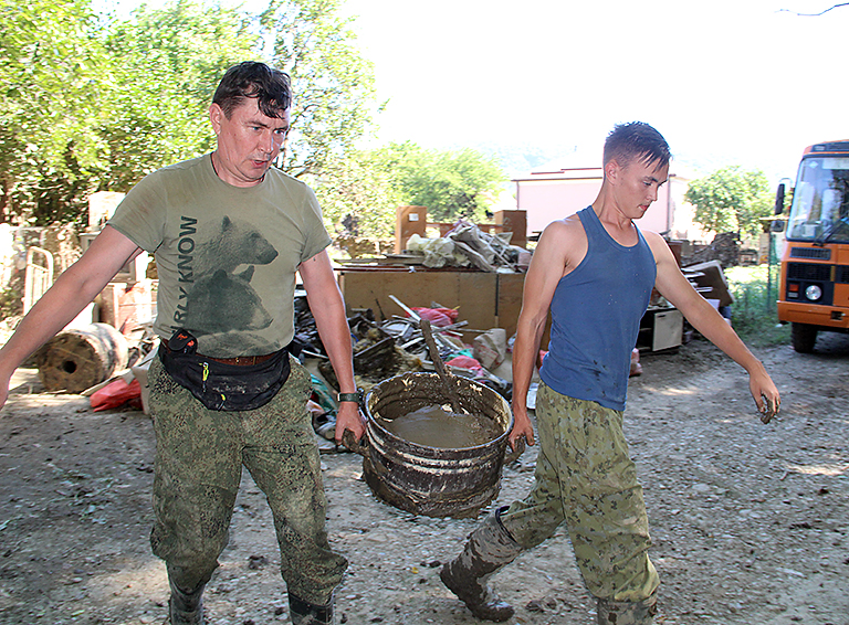 Белореченские казаки пришли на помощь пострадавшим от стихии жителям Туапсинского района