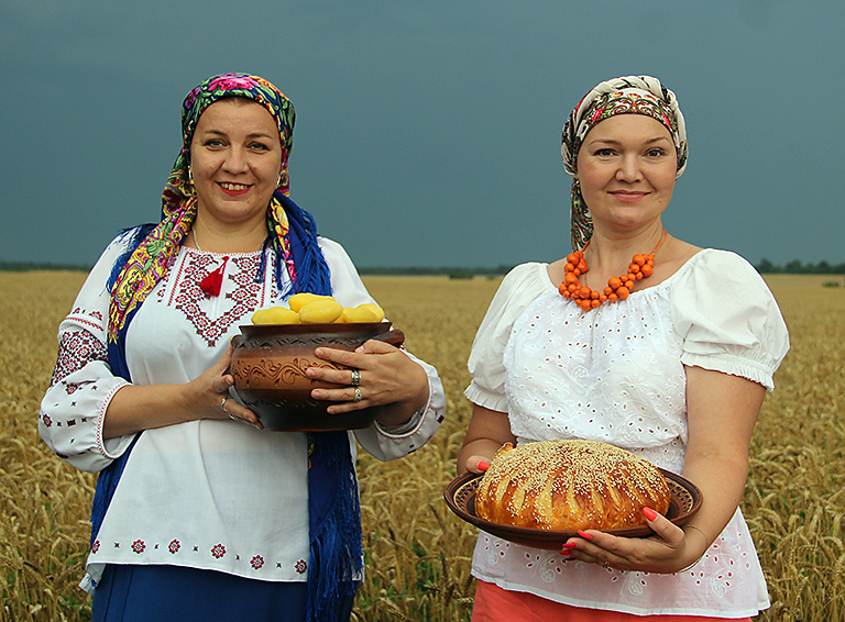 Традиционный обед в пшеничном поле устроили для казачат белореченские казачки