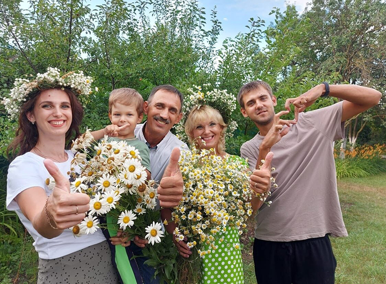 Владимир и Оксана Дзюба из ст. Рязанской. Вместе 30 лет. На фото с детьми и внуком