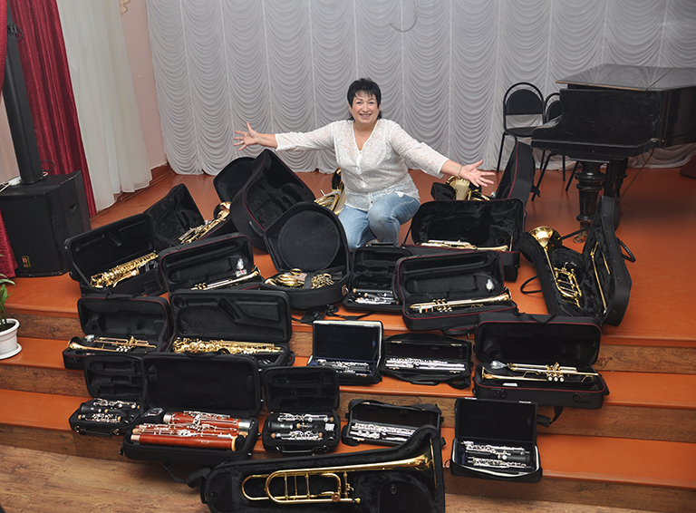 Светлана Чубарь, преподаватель отделения духовых инструментов, в окружении новинок музыкальной школы